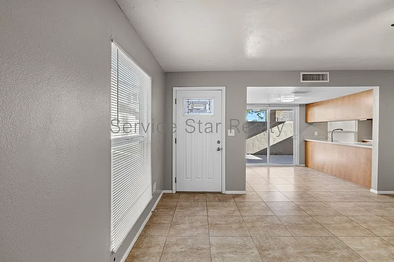 3 bed, 2.0 bath, 1369 sqft, $2,099 — Photo 4