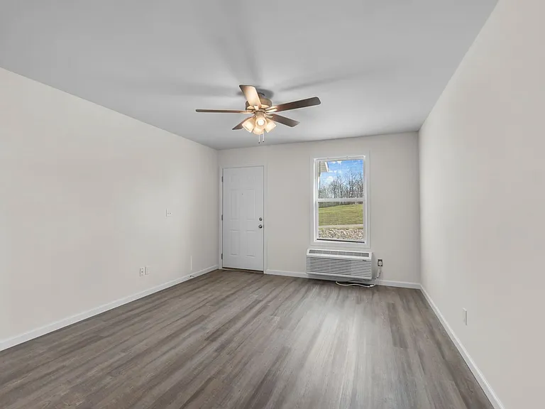 225 Iylas Ln — Photo 3