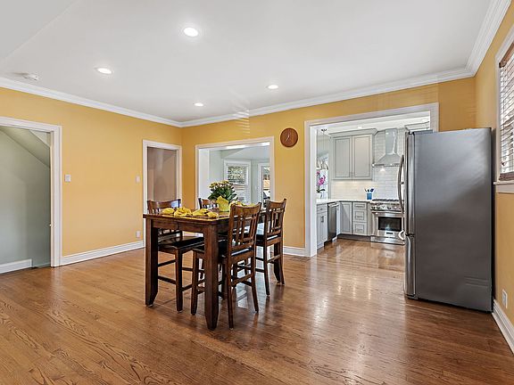 5th image of 7417 Lowell Ave