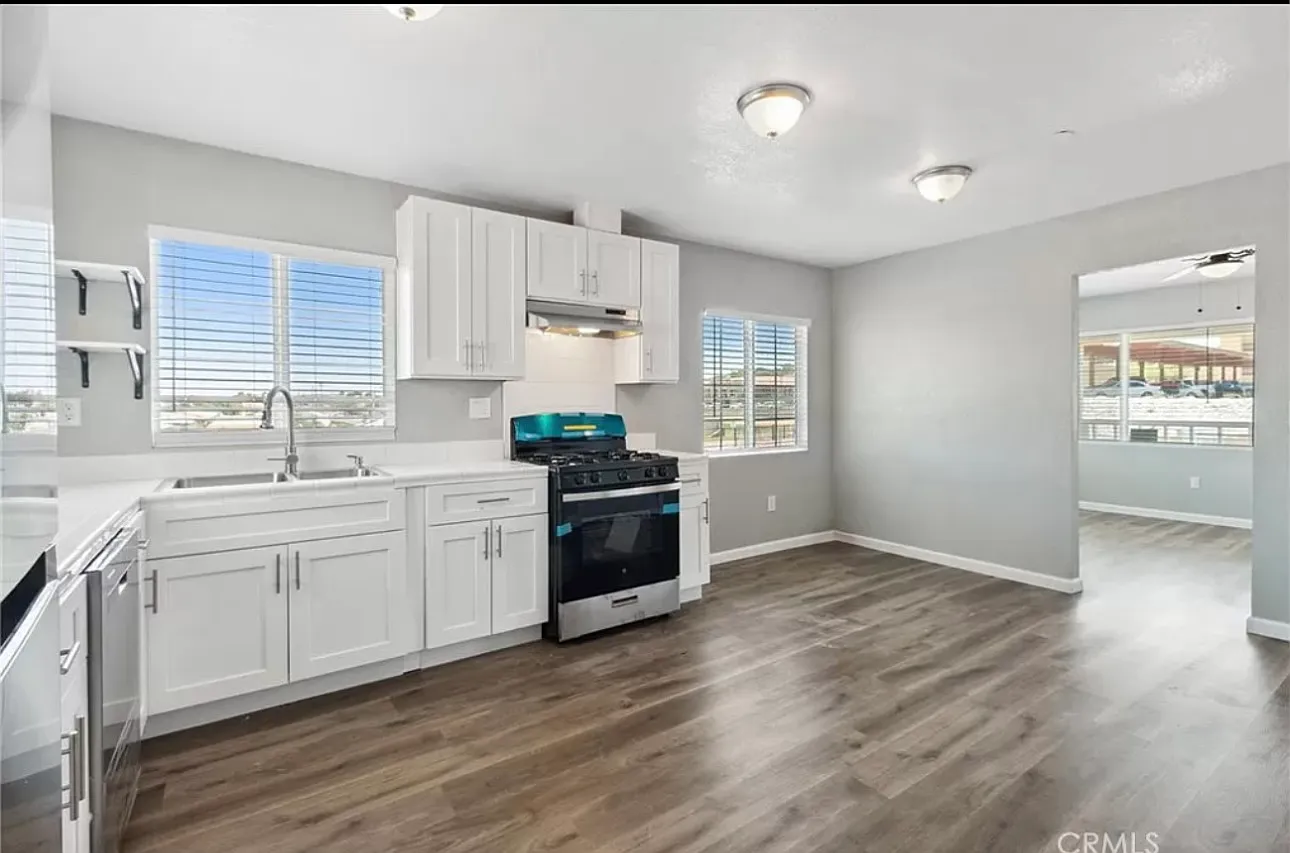 211 W Buena Vista St — Photo 1