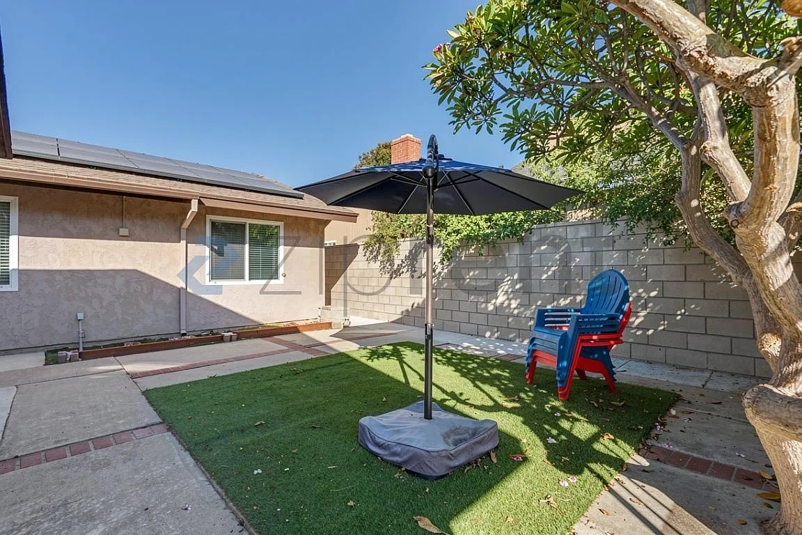 3 bed, 1379 sqft, $4,830 — Photo 4