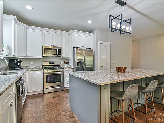 4th image of 233 Leyland Cir