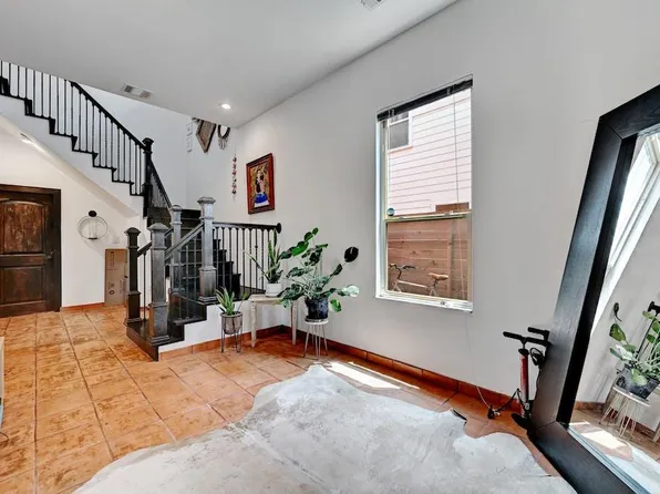 2400 E 11th St, Austin, TX 78702
