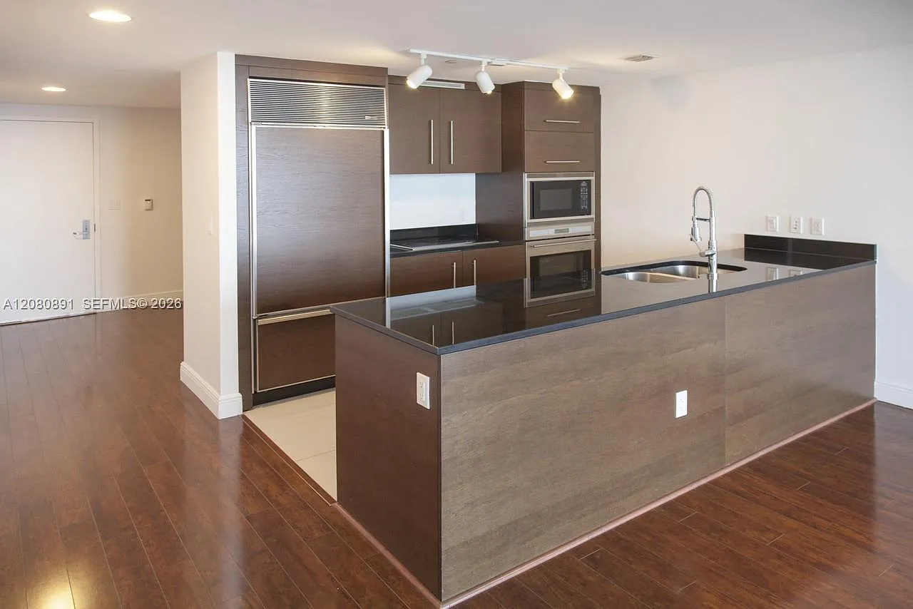 Iconbrickell Condo No 1 — Photo 4