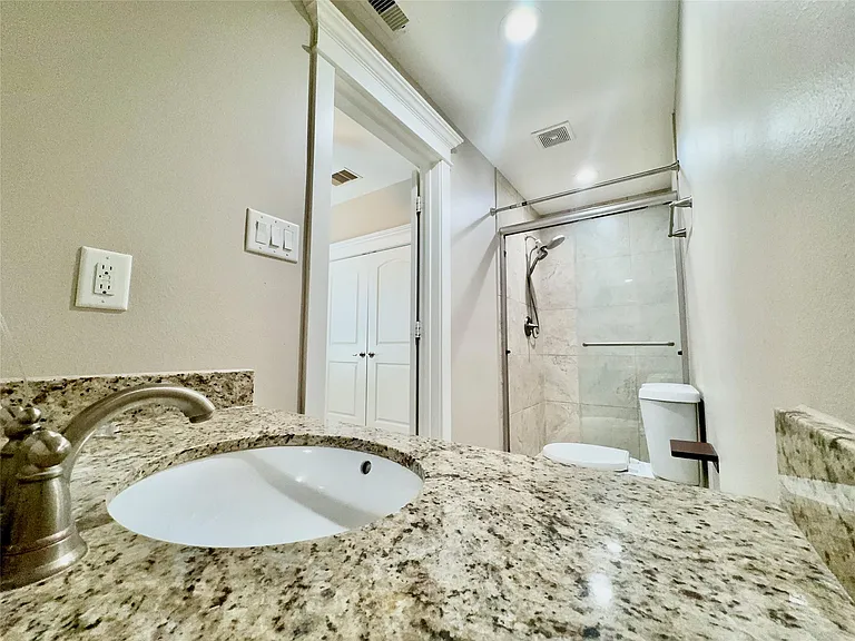 1206 W 14th St — Photo 13