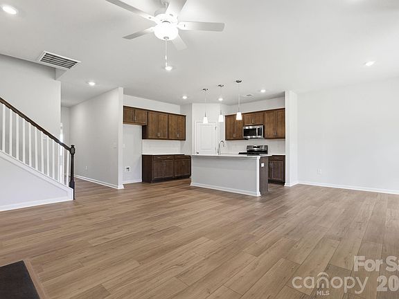 5th image of 206 Rodeo Dr