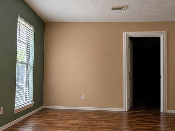 3rd image of 410 Brook Hollow Dr