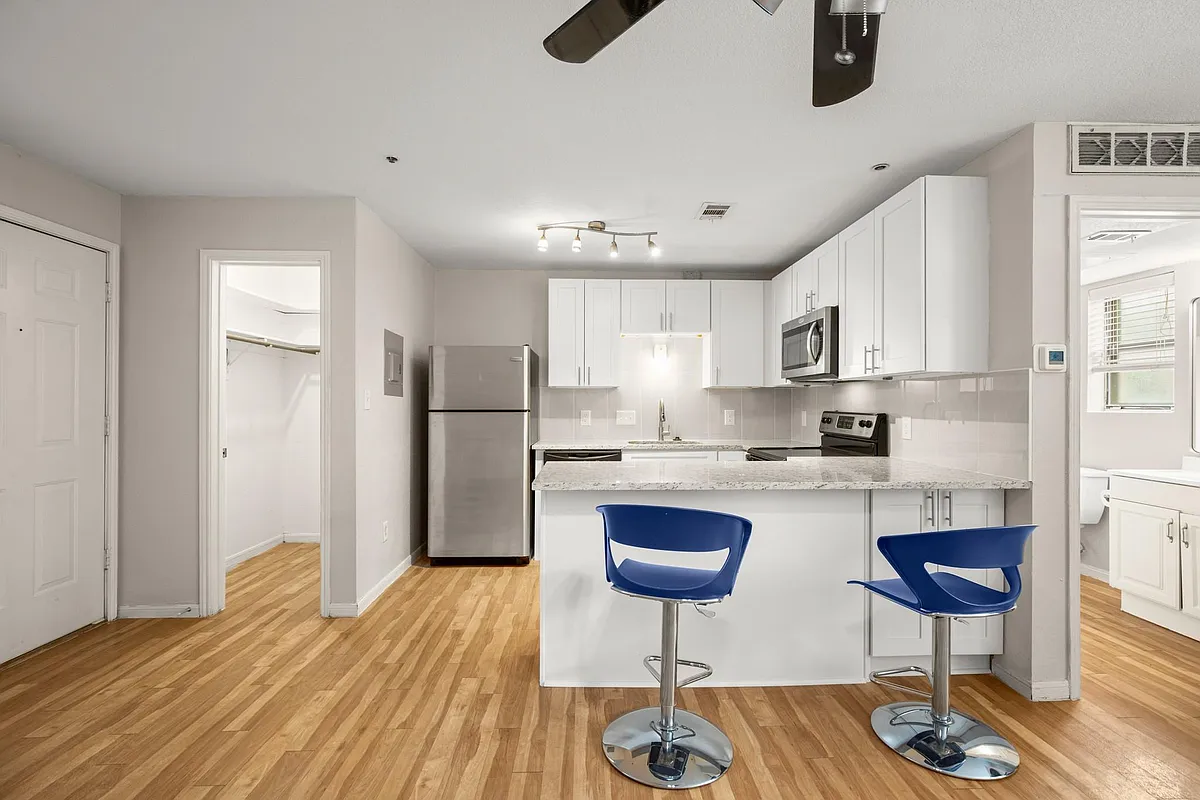 Building Photo - 1013 W 23rd St #105