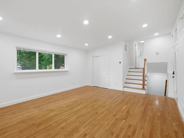 709 N Pryor St — Photo 30