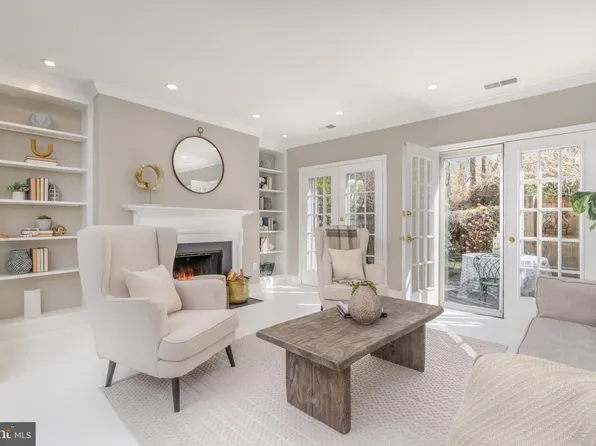 3253 Sutton Pl NW APT D, Washington, DC 20016