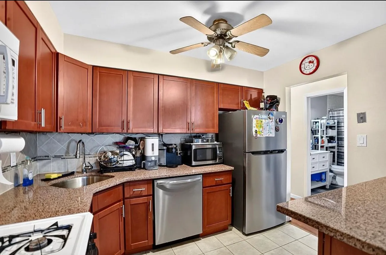3 bed, $2,400 — Photo 2