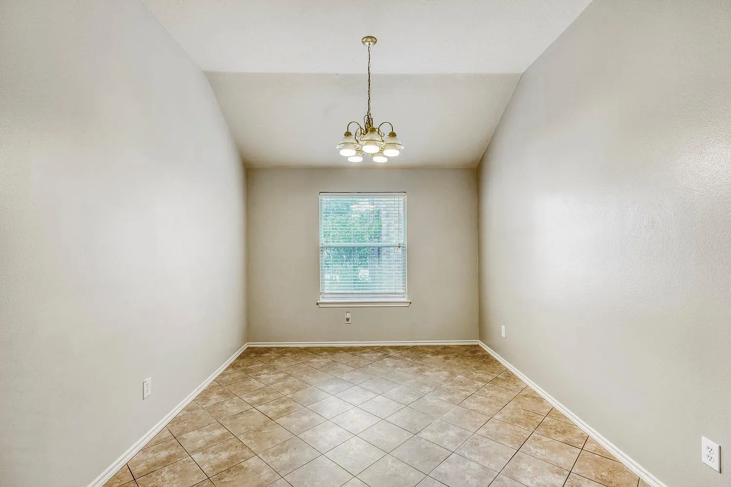 3 bed, 2.0 bath, 1801 sqft, $1,999 — Photo 3