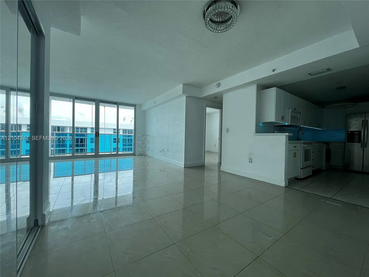 7501 E Treasure Dr — Photo 2