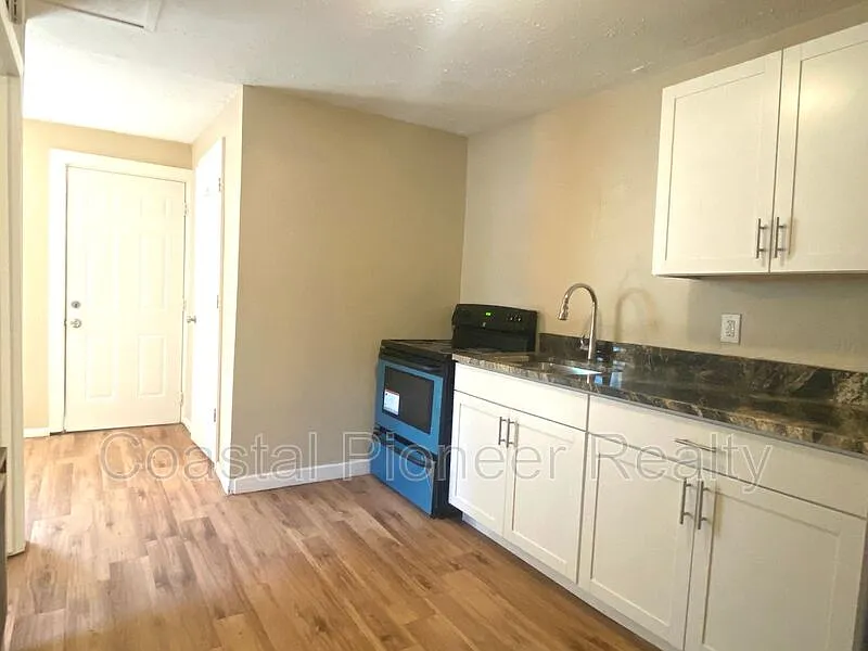 Building Photo - 2531 W Cherry St #D