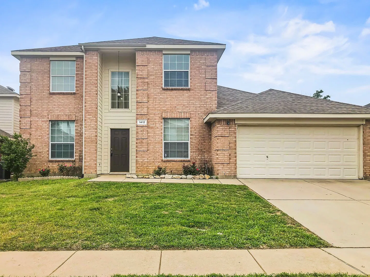 Great Size 2 story home ! — Photo 1