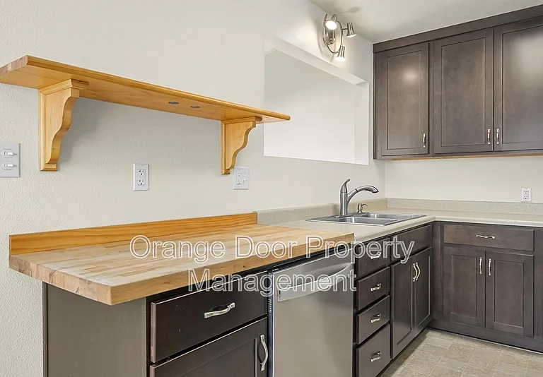834 S 72nd St — Photo 12