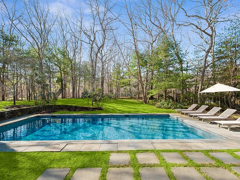 8 Lauras Ln — Photo 2