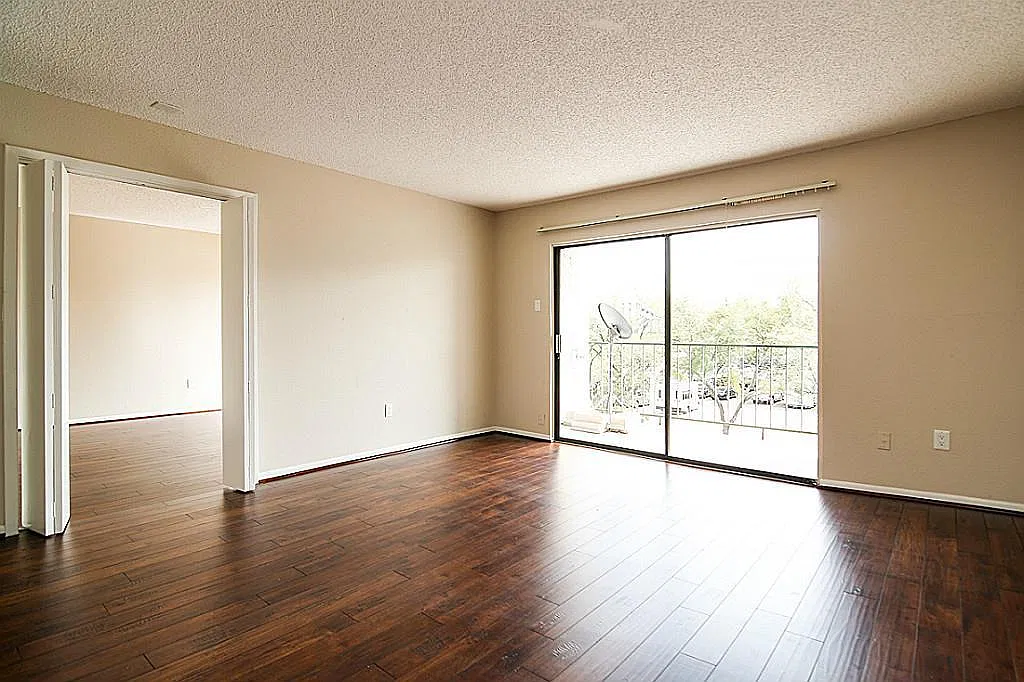 2818 S Bartell Dr — Photo 4