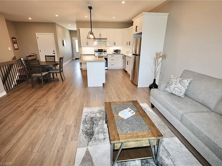 9 Silver Creek Cres — Photo 5