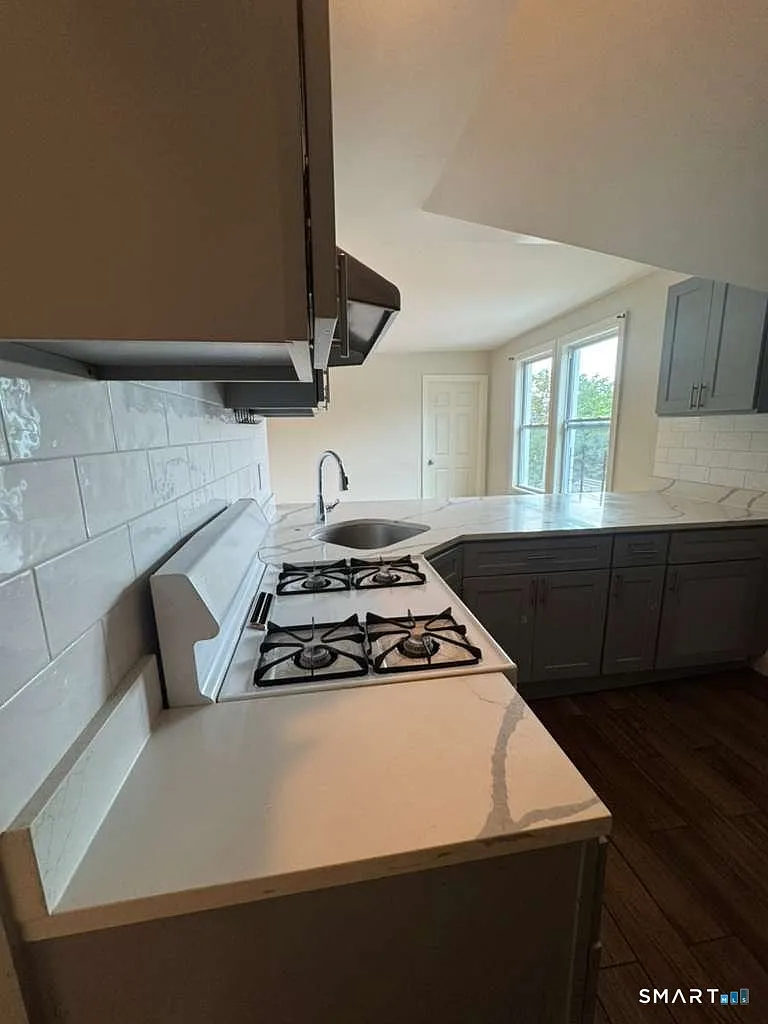 3 bed, 1.0 bath, 750 sqft, $1,600 — Photo 3