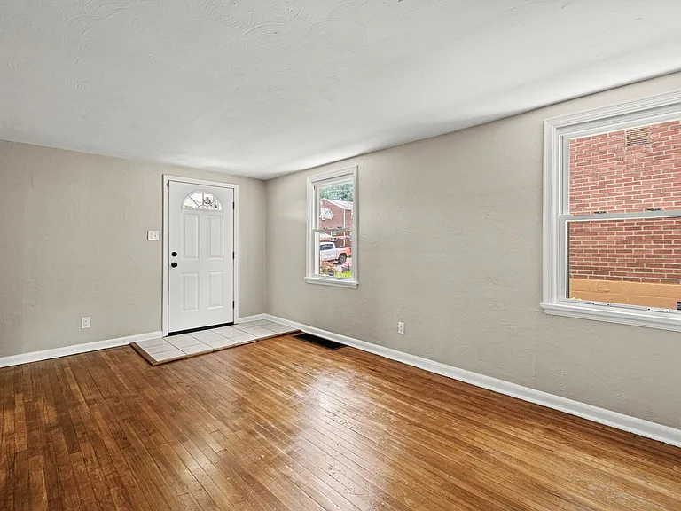 1138 W 11th St — Photo 13