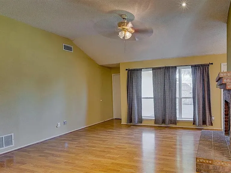 2321 Shadyoaks Ln — Photo 4