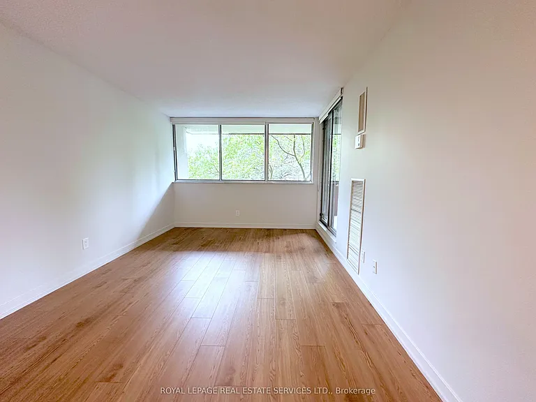 165 La Rose Ave #301 — Photo 8