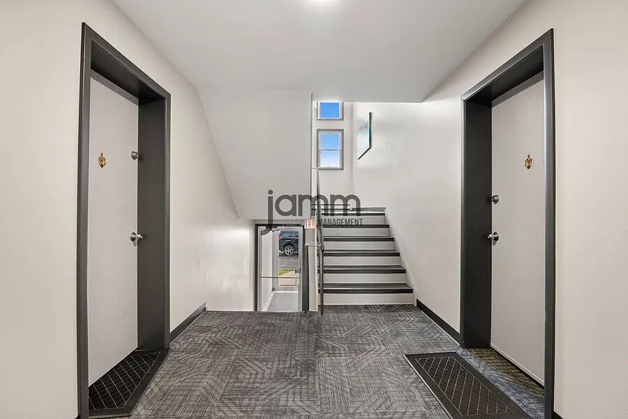 Charming 2 bedroom, 1 bathroom Apartment! — Photo 3