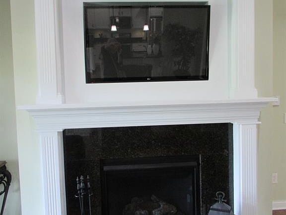 5th image of 2420 Derby Dr