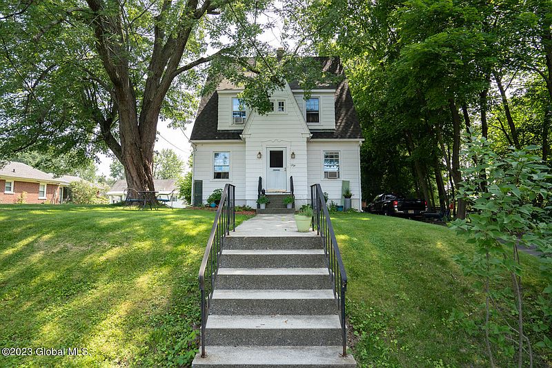 2nd image of 1704 Park Boulevard