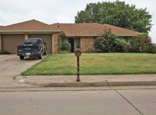 813 Royal Ln, Yukon, OK 73099