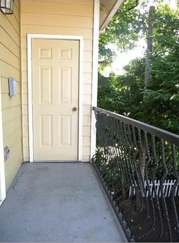 561 NE Roberts Ave — Photo 12