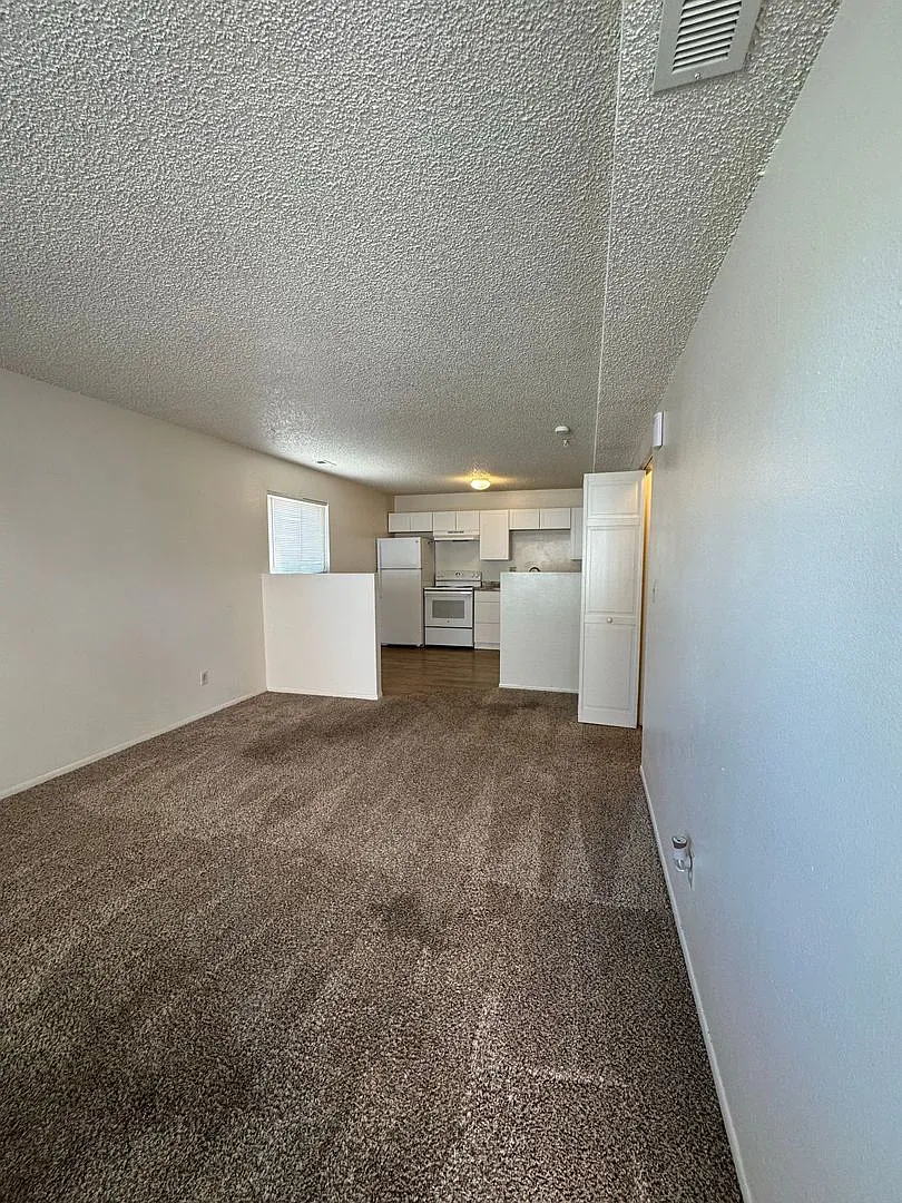 Cute 2 Bedroom Apartment for Rent on Provincial Drive — Photo 3