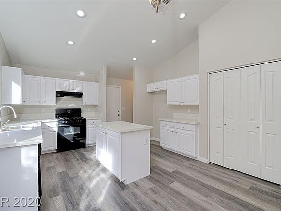 3rd image of 733 Seclusion Glen Ave