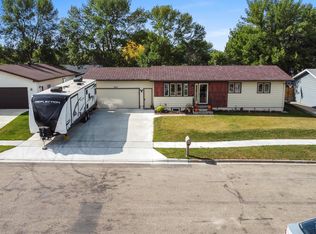 1624 10th St SW, Minot, ND 58701