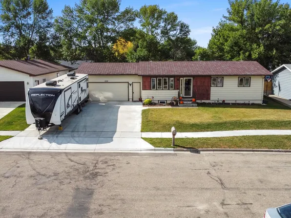 1624 10th St SW, Minot, ND 58701