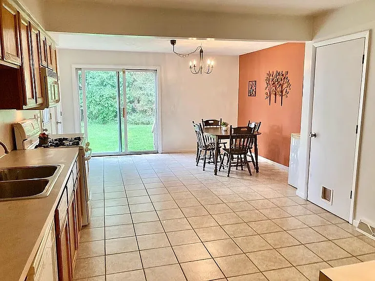 337 Wallinwood Ave NE — Photo 3
