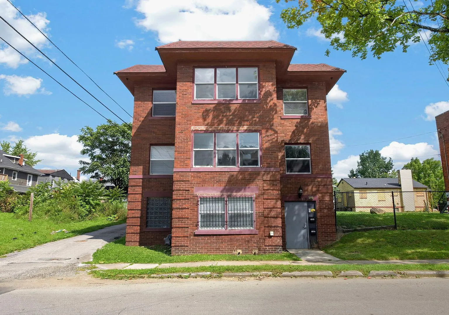 1104-1106 Oakwood Ave — Photo 2