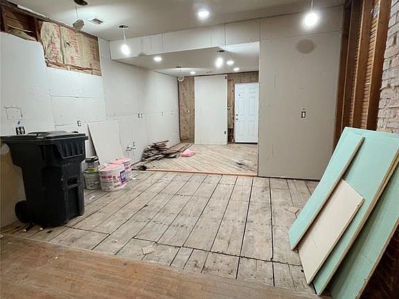 4th image of 613 NW 32nd St
