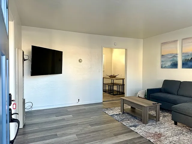 430 E Line St — Photo 4