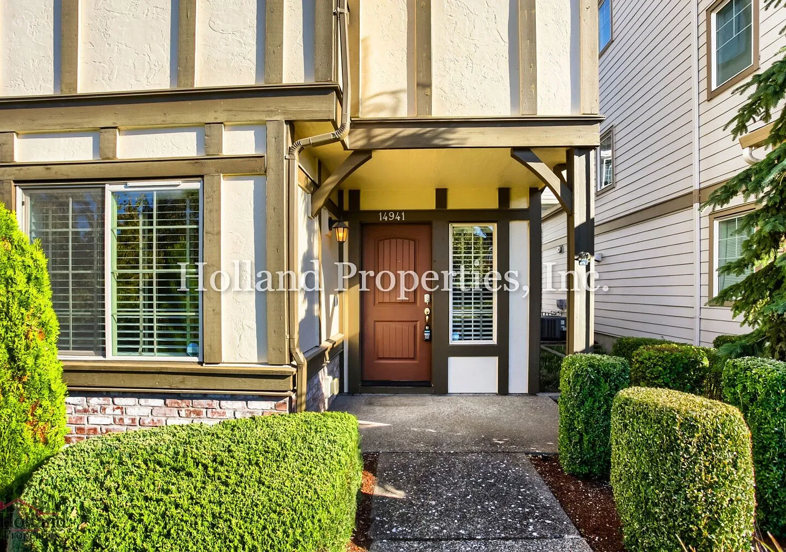 Your Beaverton Retreat Awaits! Spacious Living, Stylish Comfort & Backyard Fun — Photo 3