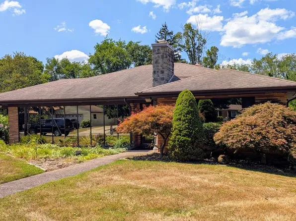 140 Hillcrest Dr, Wellsburg, WV 26070