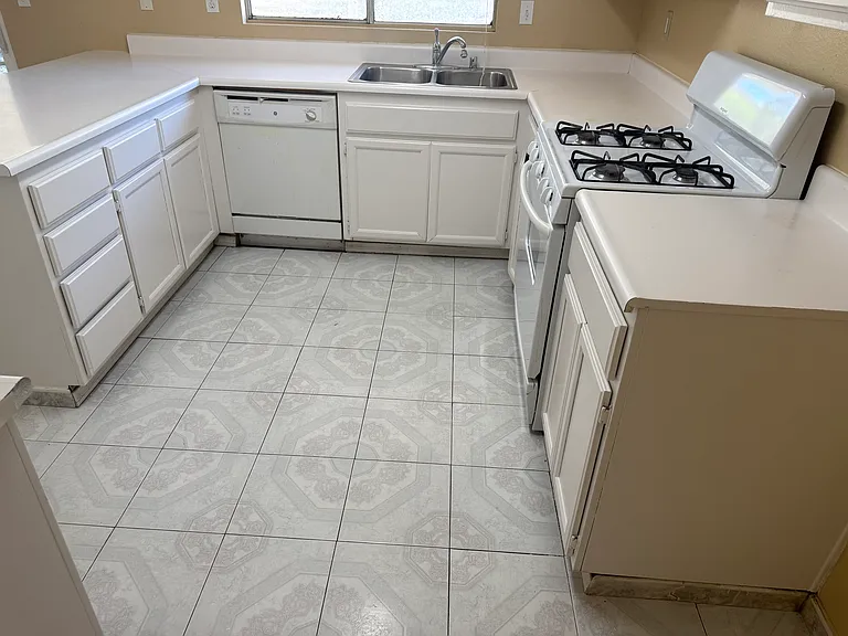 172 Peppertree Way — Photo 8