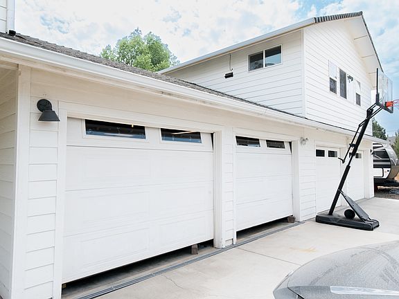 Photo of the ADU over garage from the front yard. There is a huge driveway with ample parking for you and your guests, along with free street parking.
