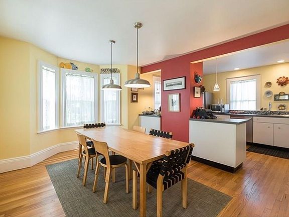 5th image of 32 Abbott St