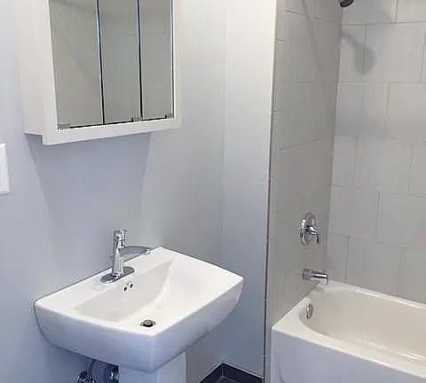 4th image of 3639 N Paulina St APT 2R