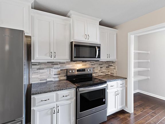 5th image of 136 Rossview Pl