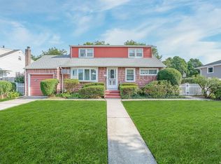 60 Sunrise St, Plainview, NY 11803