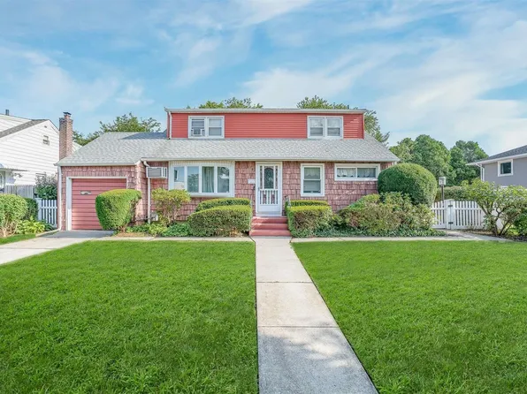 60 Sunrise Street, Plainview, NY 11803