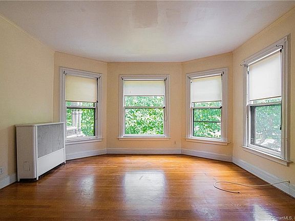 5th image of 826 Elm St